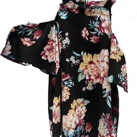 Lily Black cold shoulder black floral top size medium - Picture 5 of 7